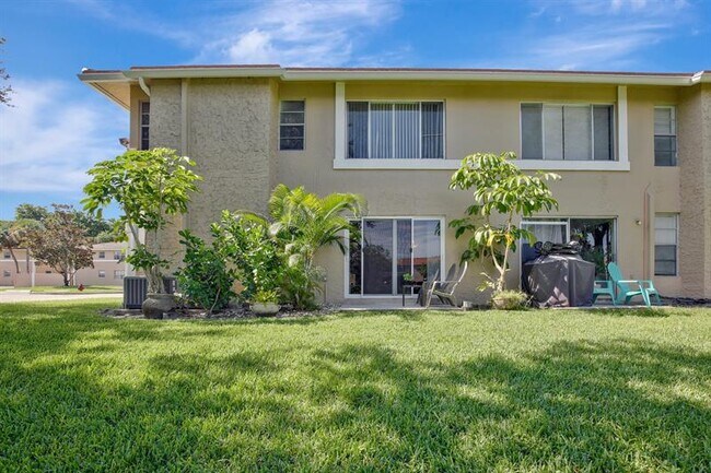 Building Photo - 9949 Twin Lakes Dr