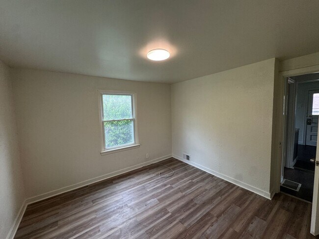 Building Photo - Available NOW! 4 Bed1Full Bath House