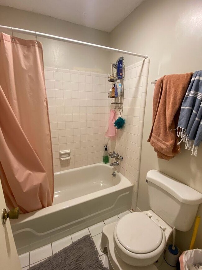 Building Photo - Spacious 2 Bedroom Condo Near Downtown Ath...