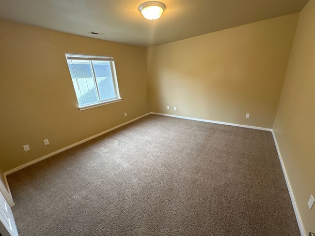 Building Photo - $500 Off 1st MONTH'S RENT, Eastside House,...