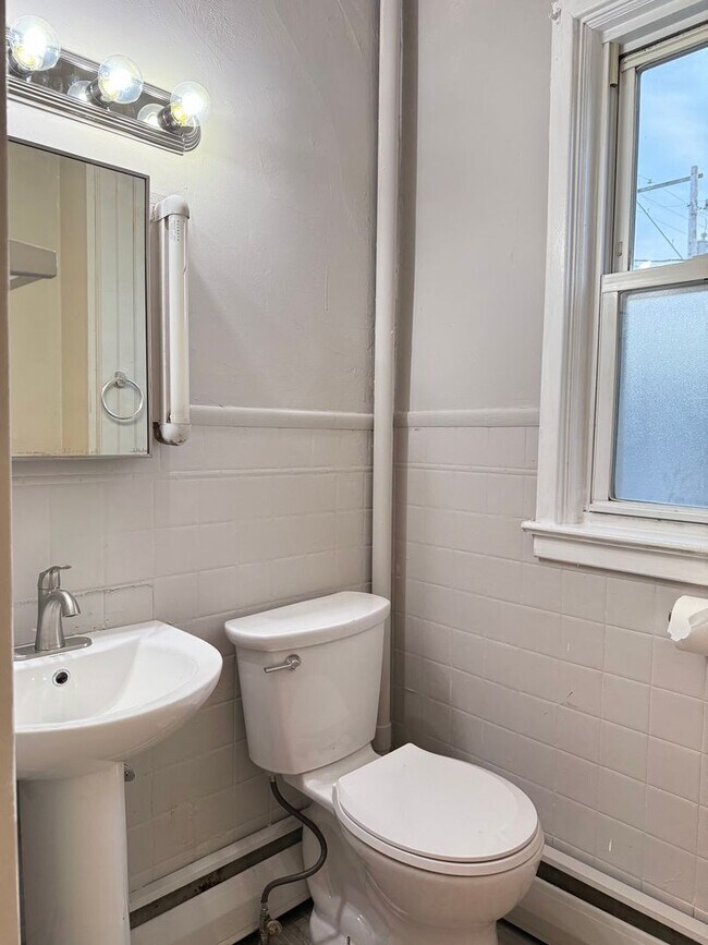 Building Photo - 2 Bedroom 2 Bathroom Home - Bonus room included in Brownstown!