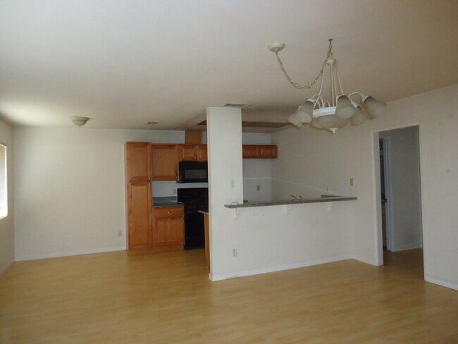 Building Photo - "Discover Coastal Living: Spacious 3-Bed, 2-Bath Townhouse