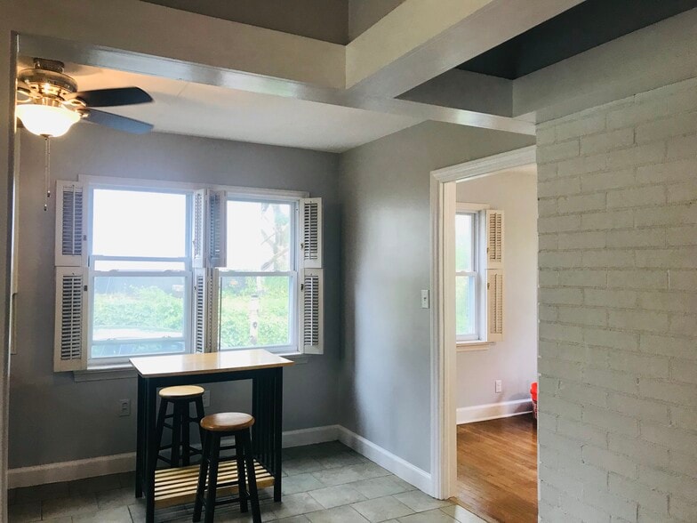 Kitchen breakfast nook - 212 Evans St
