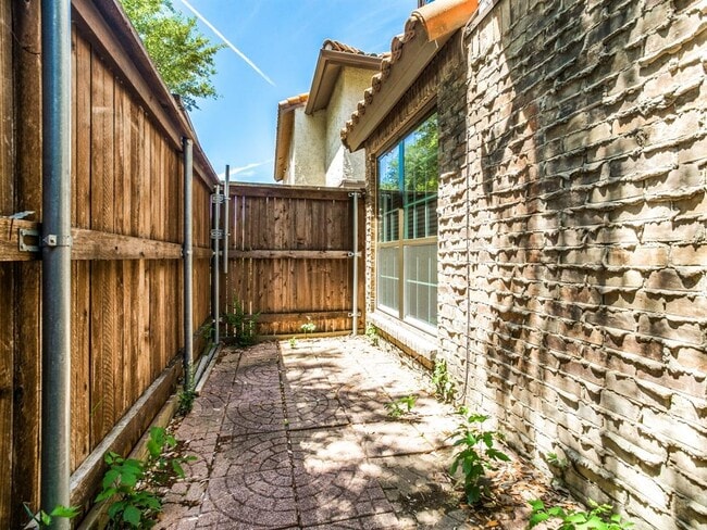 Building Photo - 336 Melrose Dr