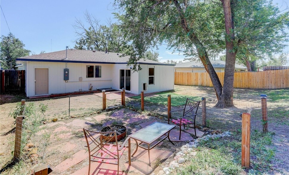 Building Photo - 830 Zion Dr