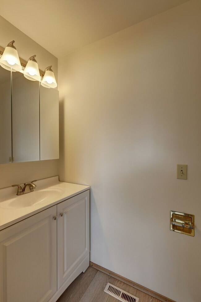 Building Photo - Beautiful, Remodeled Burien Rambler Available Now! 3Bedrooms Plus Den!