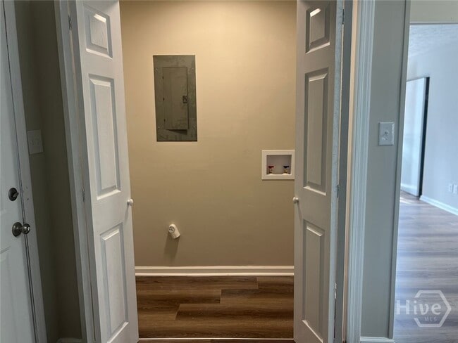 Building Photo - 1695 E Broad St