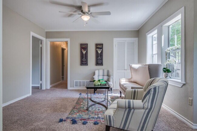 Building Photo - Move in specials available!