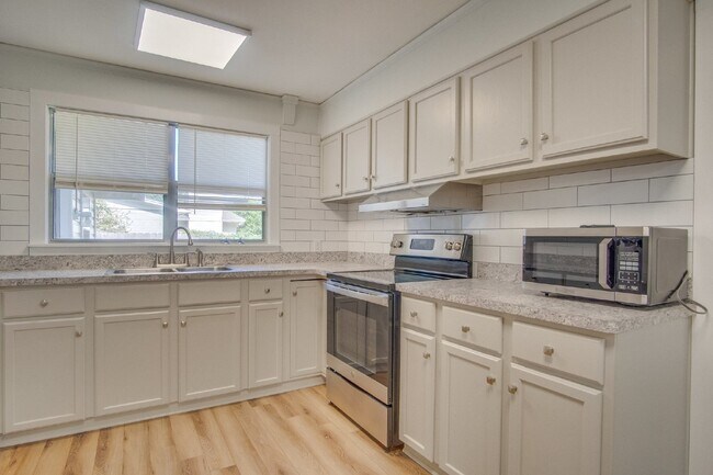 Building Photo - Centrally Located Pensacola 3BR/2BA Home Near Cordova Mall, Pensacola International Airport, Hosp...