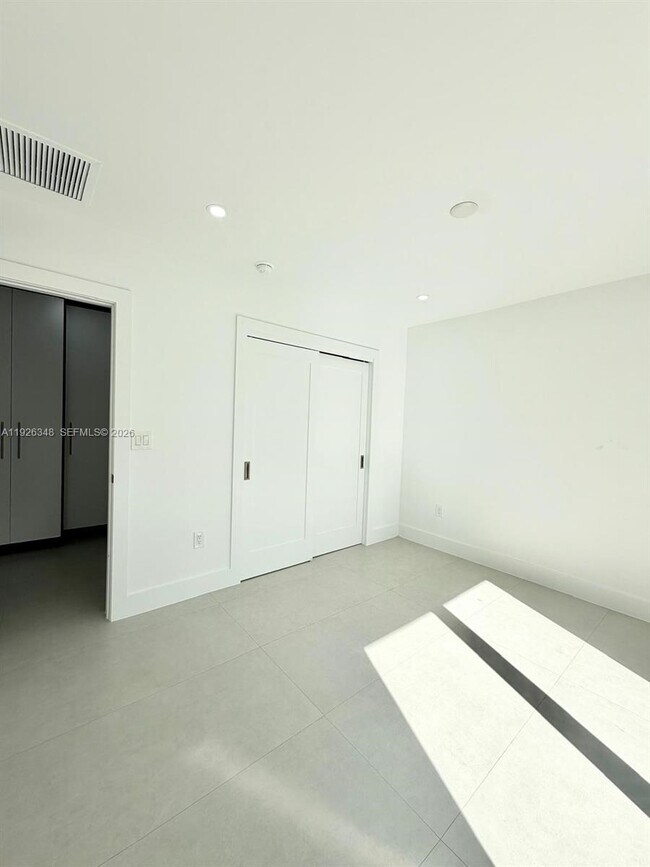 Building Photo - 524 NE 65th St