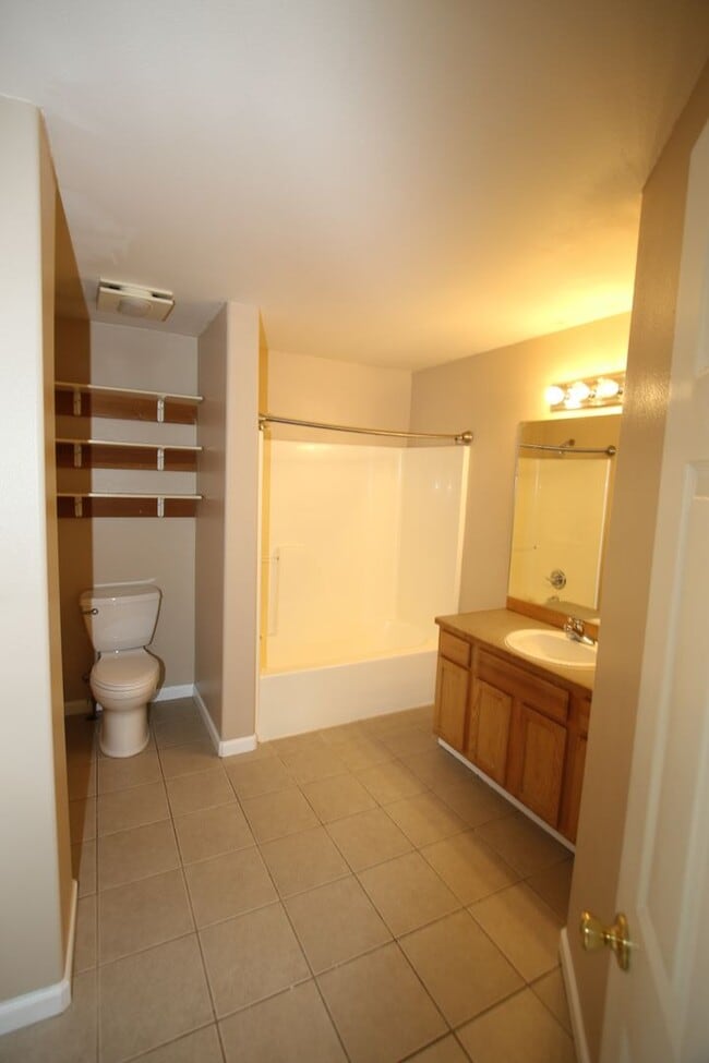 Building Photo - 3 Bedroom Condo!