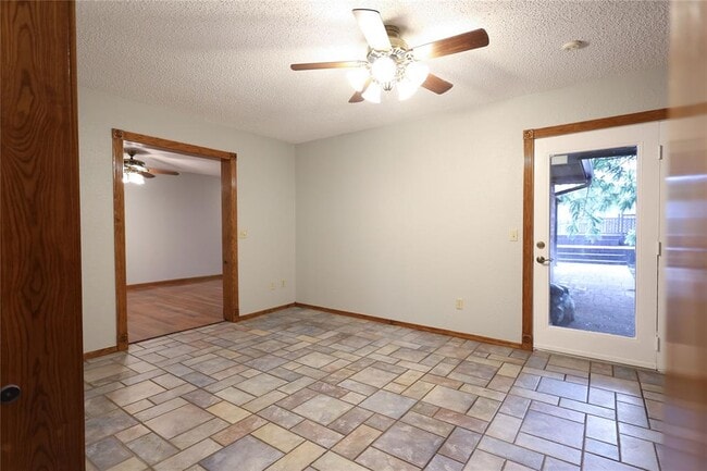 Building Photo - 722 Smalley Dr