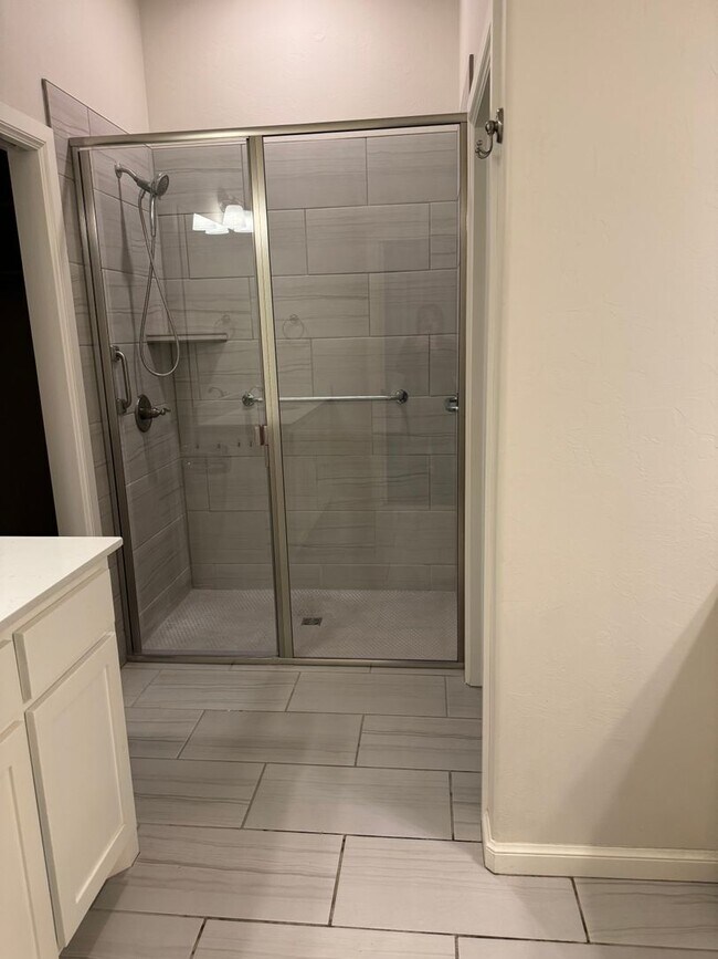 Building Photo - 3 Bed 2 bath with an office in The Enclave