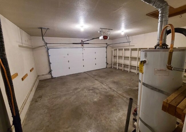 Building Photo - New Carpet! Fresh Paint - Well-maintained home in established neighborhood