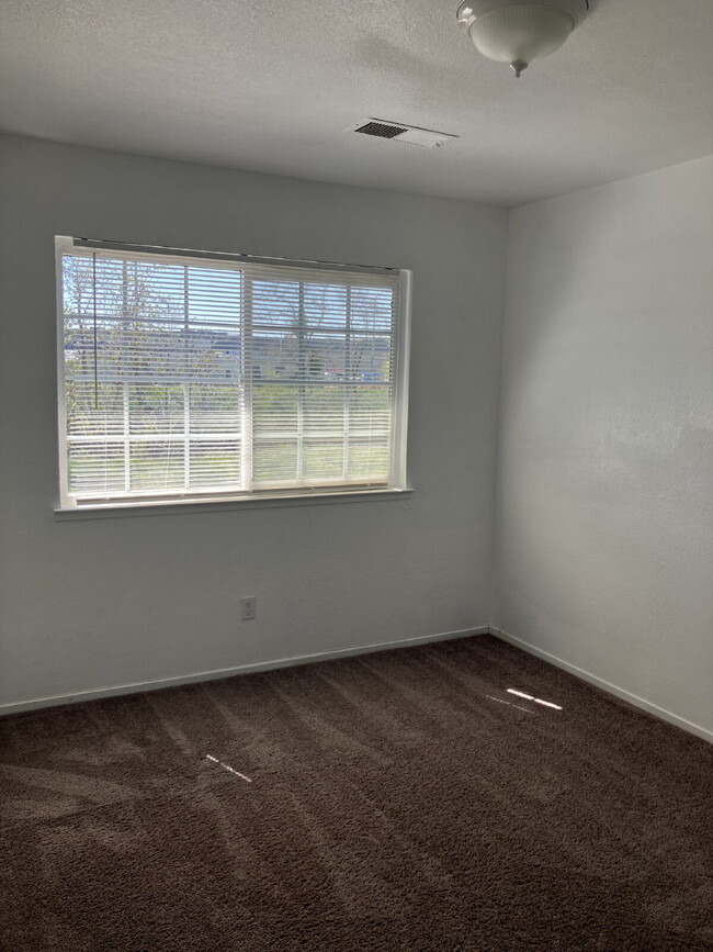 Building Photo - 1705 W N Bear Creek Dr