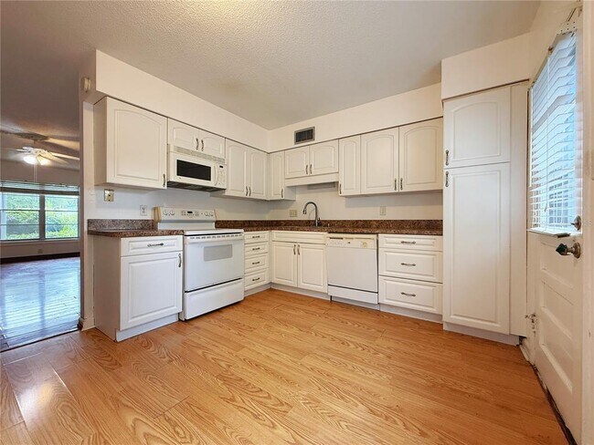 Building Photo - 825 N Primrose Dr