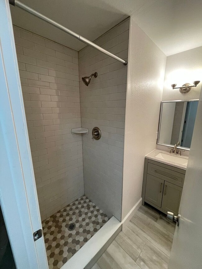 Building Photo - Amazing 3/2 located in desirable Palm Harb...