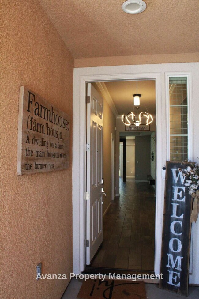Building Photo - Home for Rent 4 Bed/2.5 Bath - 2,400 Sq Ft. Rent: $3,195/month Security Deposit: $3,295 Clovis Ea...