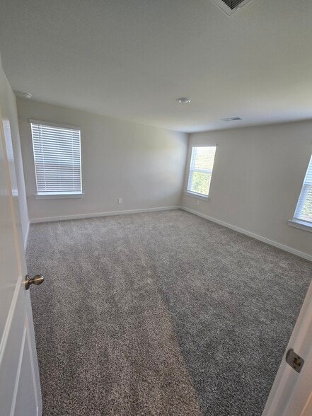 Primary bedroom w/full bath & walk-in closet - 3901 Northbrook Dr
