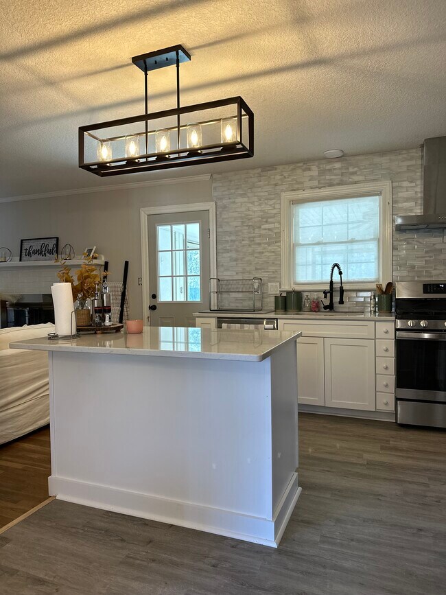 Building Photo - 15394 Rollingwood Dr