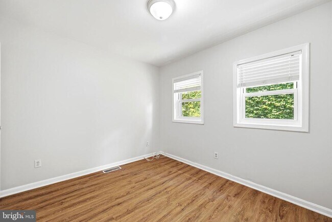 Building Photo - 928 N Bambrey St