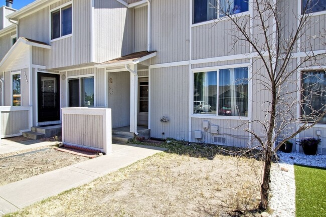 Building Photo - 2 Bed 1.5 Bath Near CMU