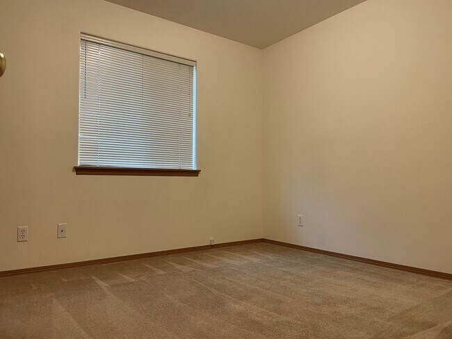 Building Photo - 1525 Maple St