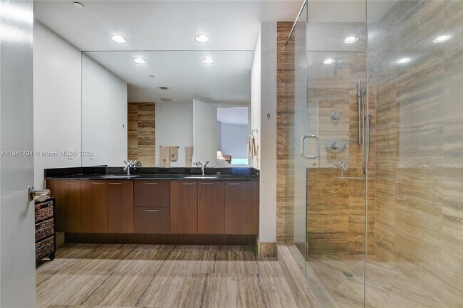 Building Photo - 15901 Collins Ave