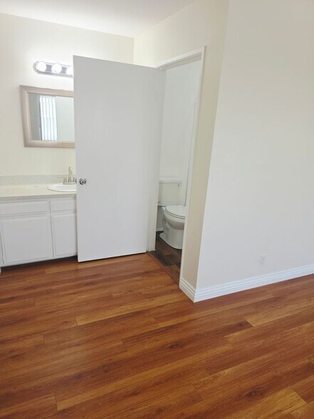 Building Photo - 437 E Cedar Ave