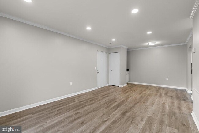 Building Photo - 18302 Streamside Dr