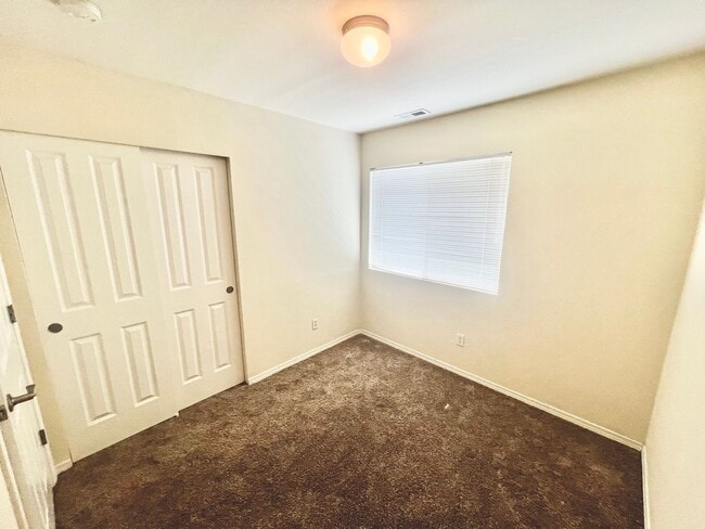 Building Photo - Spacious Condo Available Now!