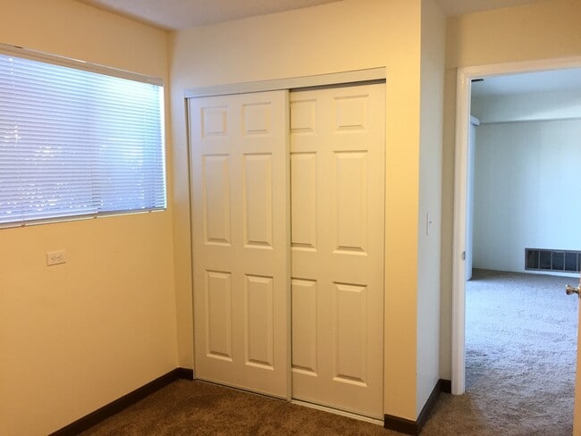 Building Photo - 2 Bed 1 Bath First Floor Corner Unit Manha...