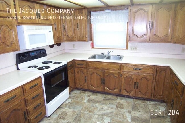 Building Photo - 3538 N Rogers Ave