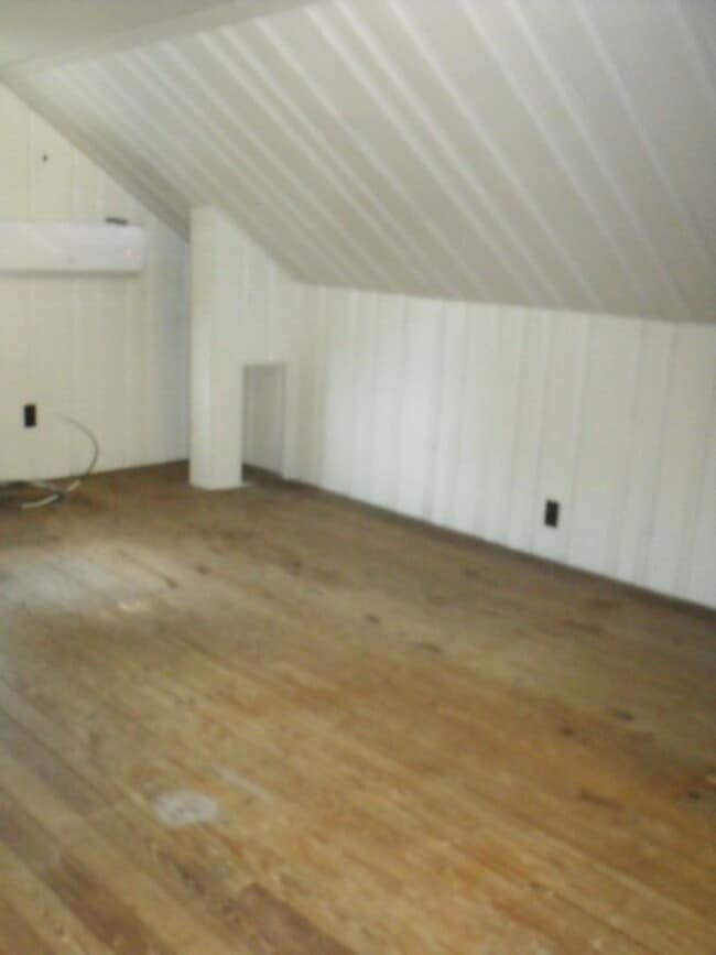 Building Photo - THIS COULD BE YOUR NEW HOME, BUSINESS, OR BOTH!