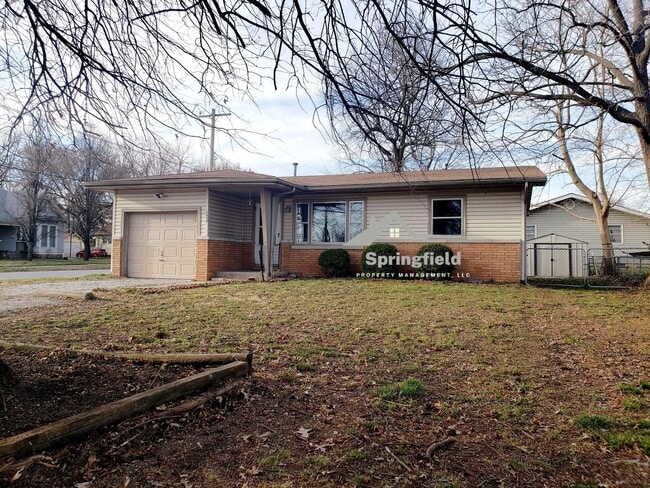 Building Photo - Cute Bunglo Style,  2 Bed Rooms, 1 Bath, 1 Car Garage w/ Opener