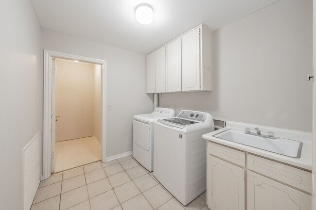 Building Photo - Prime Location in Overton West! Spacious D...