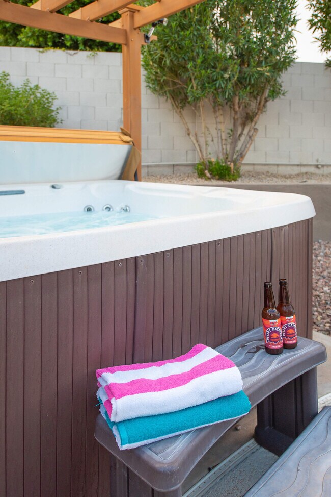 Building Photo - 5924 E Woodridge Dr