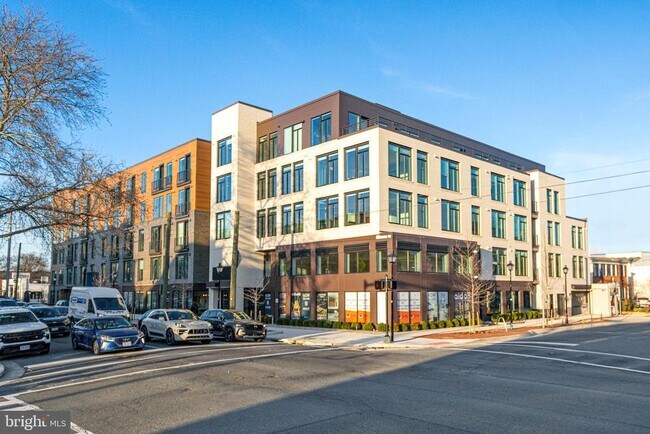 Building Photo - 701 N Henry St
