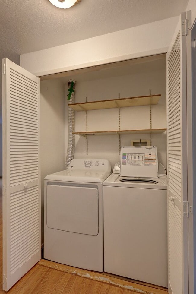 Building Photo - Beautiful 2 Bedroom Condo in Great Highlands Neighborhood!!