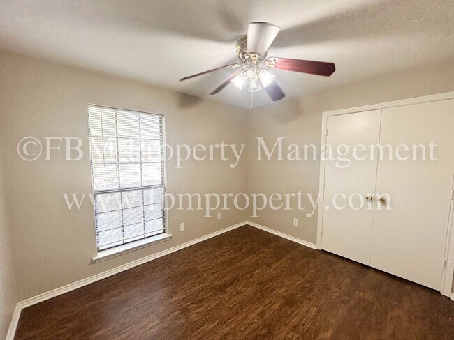 Building Photo - 701-703 Hillcrest Ct
