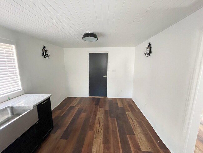 Building Photo - Unbelievable Old Town 1bd! Private compound casita!