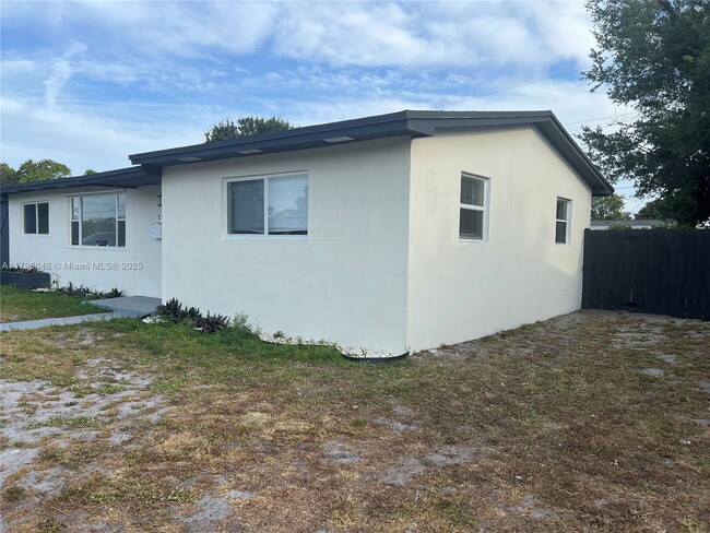Building Photo - 770 NW 179th St