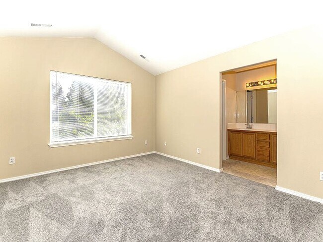 Building Photo - 176 SE 43rd Ave