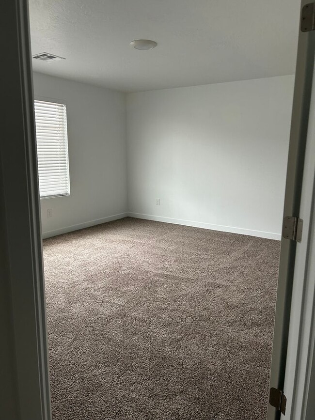 Building Photo - Charming Townhome