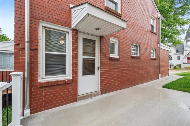 Building Photo - 3635 Poplar Ave