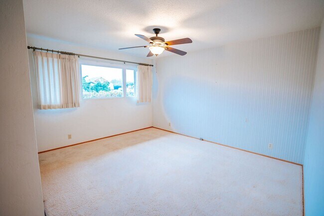 Building Photo - 3BD/2BD Home Located next to the Hospital in Eureka!