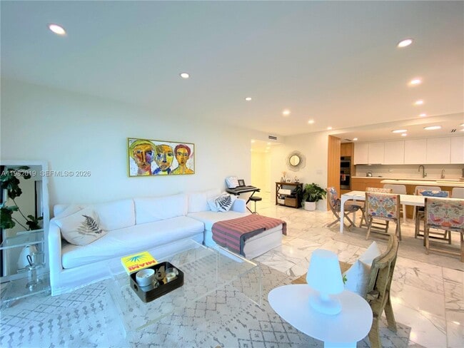 Building Photo - 1121 Crandon Blvd