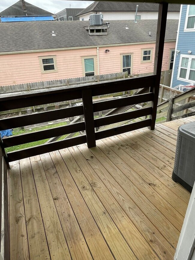 Building Photo - 2BD/1BA Uptown with Washer and Dryer in Unit and Backyard
