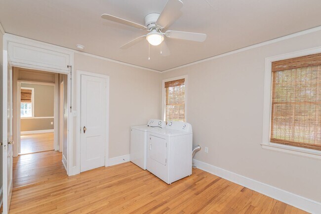 Building Photo - Charming 3-bedroom/2-bath single-family ho...