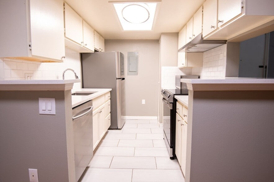 Building Photo - 8555 Fairmount Dr